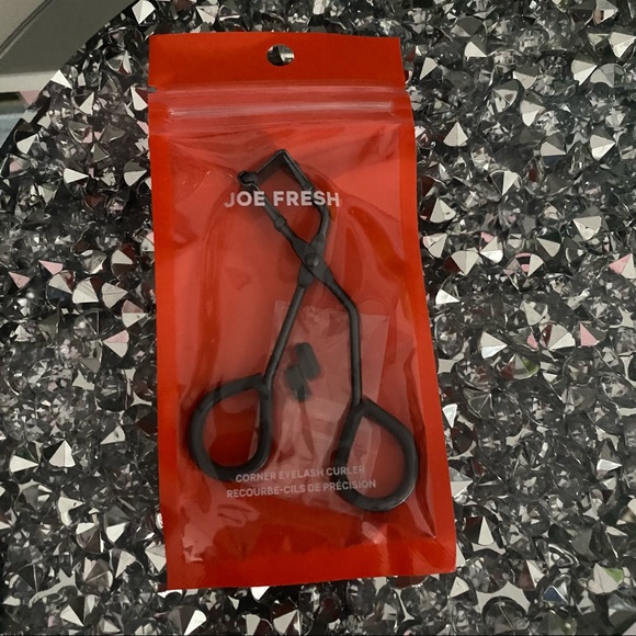 Joe Fresh mini Eyelash Curler - Picture 1 of 2